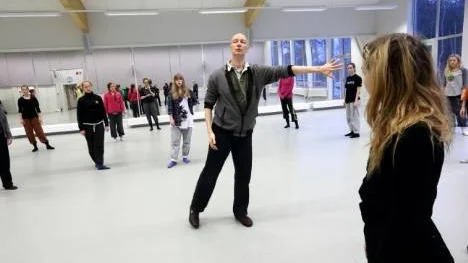 Jean Christophe Paré med studenterna i en av danssalarna vid musikhögskolan.