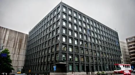 Riksbanken med sin tunga fasad i svart granit, mitt i Stockholms city