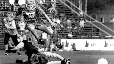 Här är Carina Forsgren i en fartfylld situation i en allsvensk match våren 1985 på Norrvallas konstgräs.