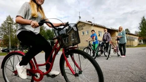 Tea Lundmark i klass 5 på Klubbgärdsskolan brukar cykla till skolan. Detsamma gör hennes klasskamrater Marios Johansson, Walter Weinz och Ida Nykänen.
