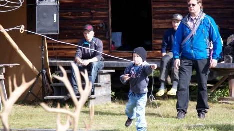 Fem år och redan mästare. Nils Fjällås, Semisjaur Njarg, vann barnklassen i lassokastningen. Pappa Erling Anders Fjällås spanar in sonens kastteknik.