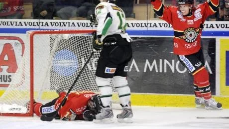 MATCHHJÄLTE. Lubos Bartecko blev matchhjälte men frågan är om inte Martin Chabada som styrde in pucken med huvudet och fick offra någora tänder inte borde få bära glorian i kväll.