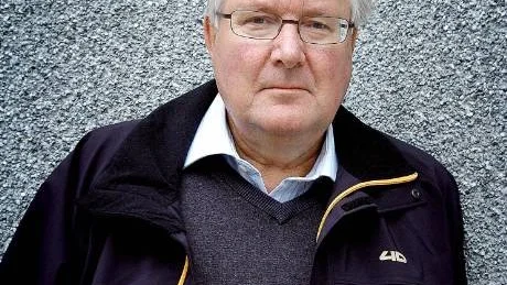 dundrar. Hans Swedell, moderaterna, dundrar mot planerna på skattehöjning. Att det presentras ett dygn innan förslaget läggs inför landstingsstyrelsen är att sätta demokratin ur spel, anser han.