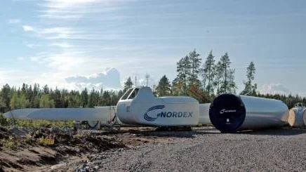 tyskt. Det tyska företaget Nordex monterar snurror, turbiner och stolpar till de 14 vindkraftsverk som just nu sätts upp på Bondön utanför Piteå. Foto: Stina Brolin Bergman