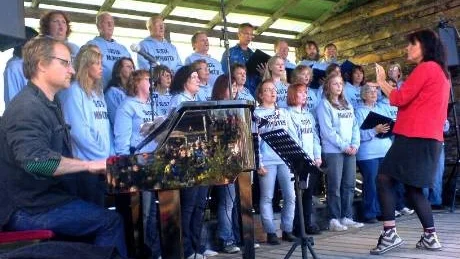 STÅENDE INSLAG. Kompositören, pianisten och bygdens son Stefan Nilsson är ett stående inslag på Yttersti Bodträsk. I år uppträdde han tillsammans med Lena Björk-Franzen och Sista minutenkören.