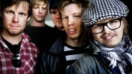 Kaxiga. Mollet från Kiruna spelar rock. "Vi är bäst i Sapmí", säger bandets gitarrist Samuel Idivuoma, näst längst till höger. Från vänster: Raoul Härmä, Magnus Utsi, Mattias Sikku Valio, Samuel och Per-Josef Idivuoma.Foto: Sara Moritz