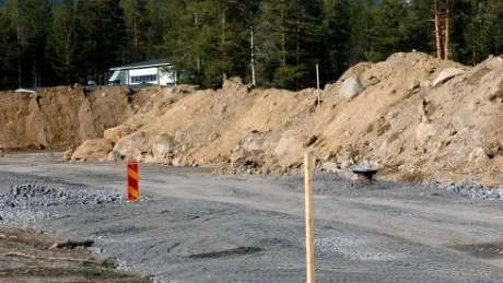 LÄMPLIGT FYLLNADSMATERIAL. Användningen av bergavfall från Malmbergsgruvorna används enligt privatpersoner som fyllnadsmaterial vid mellanområdet i Gällivare där villafastigheter från Malmberget ska relokaliseras. Frågan man ställer är om det är riskfritt vilket gruvföretaget LKAB nu ska undersöka. Foto: Kenth Bergmark