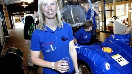 SKÅL. På onsdagseftermiddagen skålades det i champagne på Luleå tekniska universitet för att fira Team Baldos framgångar under förra veckan i Sydfrankrike. "Vi är jättestolta", säger Stina Olsson, en av de 17 lagmedlemmarna.Foto: Roland S Lundström