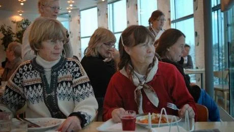 BORD MED UTSIKT. Karin Molin, Lotta Nygård, Lena Falbo, Maria Malmgren Dorsch, Karin Sarri och Ingrid Sandahl har fått syn på några domherrar. Foto: ÅSA POROMAA