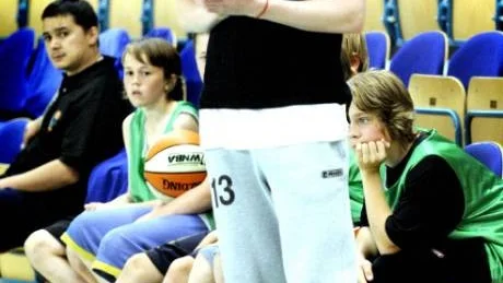 COACHEN. Luleå Baskets forward Frida Grahn coachade några av ungdomslagen under campen.