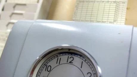 TID ÄR PENGAR. Den som vill ge alla rätt att jobba mer måste också vara beredd att betala.