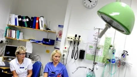 POLITISK FEGHET. "Politikerna är fega, de vågar inte lägga ned sjukhus och ge Sunderbyn mer resurser trots att det skulle spara pengar", säger Paula Kalliostenmaa. Till höger kollegan Lisette Eriksson.