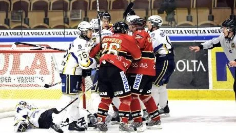 TUFFT. Mats Lavander och Jan Sandström sliter framför omutbare Stefan Liv i HV 71:s mål. Foto: ROLAND S LUNDSTRÖM