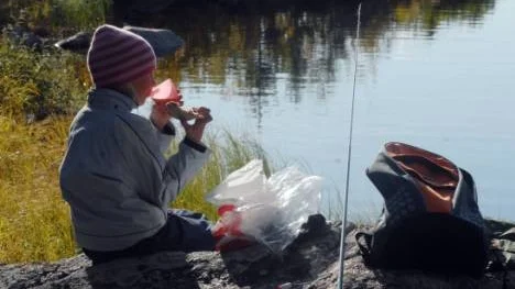 Det kan vara skönt att sätta sig lite vid sidan av och njuta av fika och utsikten över sjön Kakel.