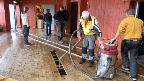 Arbetet med att få bort vattnet och torka upp golven pågick febrilt under torsdagen.