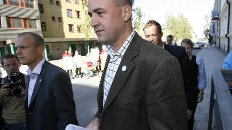 Bra och duktigt folk "här uppe". Statsminister Fredrik Reinfeldt på besök i Västerbotten delar ut verbala huvudklappningar. (Arkivbild)
