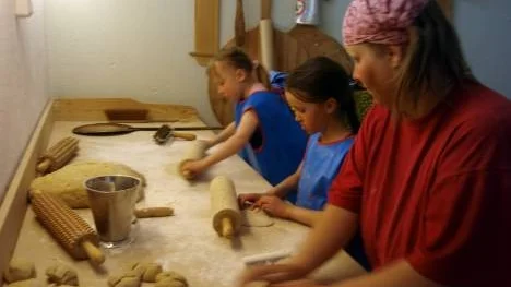 Bakade rågkakor på Tväråselsskolans bakdagar gjorde bland andra Catarina Häggkvist (närmast kameran), Ella Sjölund och Emilia Danielsson.