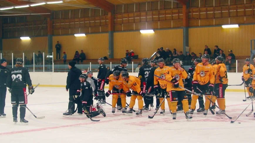 Nye huvudtränaren ”Skuggan” Nilsson (längst till vänster) drillade i går sitt stjärnfyllda gäng i ett träningspass förlagt till ishallen i Arvidsjaur.