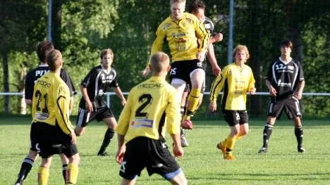 Här når Infjärden högst - men till slut var det Lillpite som tog hem spelet i söderfyrans derby. Andra raka segren för Lillpite