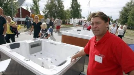 "Spa är på tillbakagång", säger Ronny Norell från Umeå som sålt för nära två miljoner kronor mindre på Piteås Noliamässa jämfört med fjolårets mässa i Umeå.