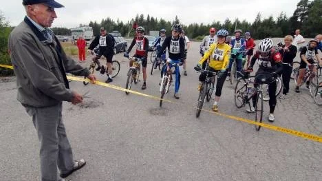 Erik Forssén betonade att cyklisterna befann sig på historisk mark och att de skulle cykla längs historisk mark när kan klippte startbandet och skickade iväg cyklisterna från Slagnäs i riktning mot Laisvall.