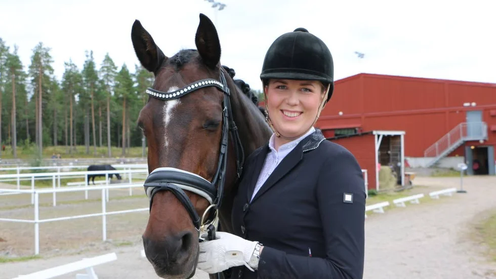 HELGENS VINNARE. Piteå Ridklubbs Emilia Seldahl och hennes Zqabooshca vann DM-guld i seniorklassen i dressyr.
