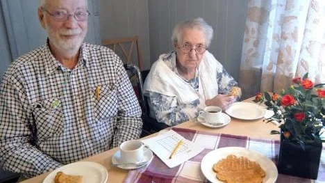Arjeplogs äldsta, Märta Sundgren, 98, besökte våffelkalaset med sonen Einar.