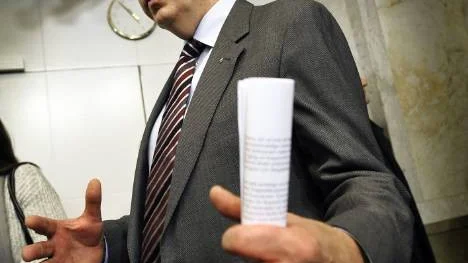 För bara drygt ett år sedan hyllade finansmarknadsminister Mats Odell Carnegie. Nu tvingas han rädda en bank på fallrepet.