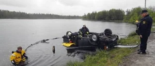Personbil körde ned i Ringelsjön