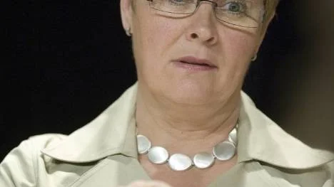 En färsk rapport ropar ut behovet om snar byggstart av Norrbotniabanan, men näringsminister Maud Olofsson passar bollen till EU.