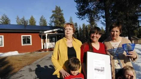 Marita Hägglund, ordförande i aktiva Lauker-Lövvikens bygdegårdsförening, flankeras av mångårige eldsjälen Desireé Sundberg samt sekreteraren  Elisabeth Eriksson-Mähler. Alla tre är hedrande över det faktum att den bygdegård de företräder blivit utsett till Årets Bygdegård 2008. Längst fram representeras byn framtid av Maritas båda barn Klara och Albin.