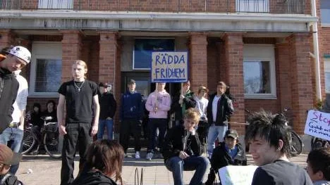 Högstadieelever samlades bland annat utanför kommunalhuset för att visa vad de tycker om nedskärningarna i skolan.