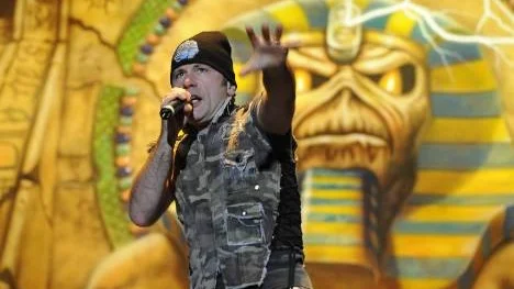 "Egypten rockar!" Iron Maidens sångare Bruce Dickinson framför det mumifierade monstret Eddie vid en konsert i San Jose, USA, i vintras. Senast Iron Maiden besökte Sverige var år 2006.
