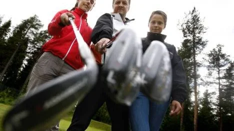 Piteå Golfklubb är klart fär Sverige-finalen i tävlingen Gore-Tex Junior Pro-Am. I laget ingår Jenny Brunström (till vänster), instruktören Ulf Andersson, Sofia Öquist samt Anton Bergman som saknas på bilden.