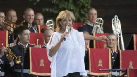 Vännen Lill-Babs hyllar Lars Forssell på Gustav Adolfs torg den 13 augusti.
