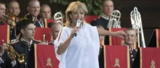 Lill-Babs hyllar Lars