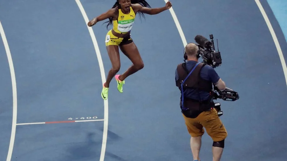 Höjdare. Nu är det bara en vecka kvar av de 31:a olympiska sommarspelen, där friidrotten under avslutningsveckan är en av höjdpunkterna. Jamaicas Elaine Thompson spexar framför kameran efter att ha tagit guld på 100 meter.