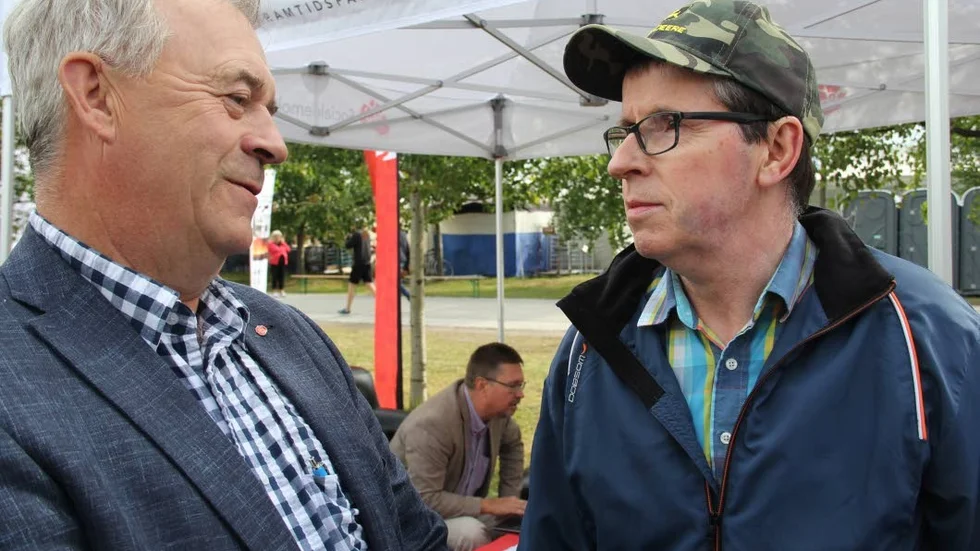 För lite. Regeringen gör för lite för de svenska bönderna, menar Sture Eriksson, mjölkbonde i Kåge. Landssbygdminister Sven-Erik Buchts besked, vi är med i EU och måste följa regelverket.