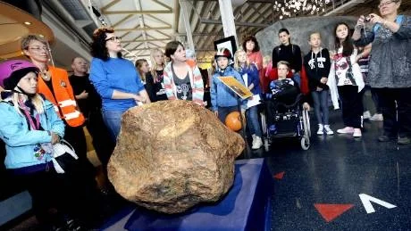 METEORIT LOCKADE UNGDOMAR. Europas största meteorit, som hittades i Kitkiöjärvi, väckte många ungdomars intresse på Geologins dag.