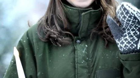 VINKADE TILL PAPPA. Luciatärnan Linnea Flodström kunde inte hålla sig. Medan Luciaföljet sjöng vinkade hon till sin italienske pappa Basilio Di-Gesu, som hon återsåg för första gången på ett år.