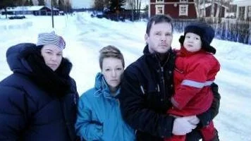 INTE SÄKER. Denna korsning vid Fiskehamnsvägen i Kallax är inte säker för skolbarnen. Föräldrarna Marie-Louise Lindh, Åsa Risto och            Mats Nordberg (med Viktor) vill att kommunen ordnar en riktig hållplats åt skolbarnen.Foto: Håkan Gidlöw