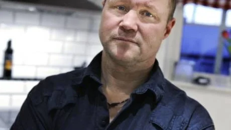 HOTAR STÄNGA. Hans-Olof Johansson är huvudskyddsombud på Kiruna flygplats och är beredd att stänga flygplatsen om vissa nyckelpersoner har fått rycka ut på natten. Han menar att de kan utgöra en säkerhetsrisk om de inte fått ordentlig nattvila.