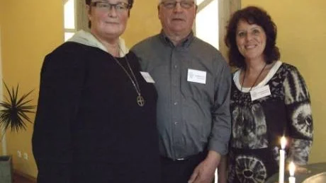 VILL HJÄLPA. Rolf Nilsson, Ann-Charlott Wikström och Ingmarie Johansson.