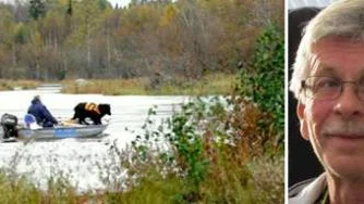 INTE ETT SPÅR. Kalle Alatalo och kriminalsökhunden Puck i arbete när Råneälven genomsöktes nerström Råneå för snart en månad sedan. Polisen utreder nu om Thomas Johanssons förts bort mot sin vilja.