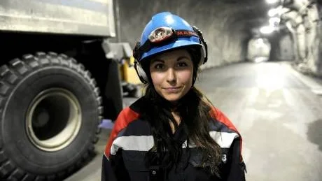 DE NYA GRUVARBETARNA. De senaste åren har andelen kvinnliga gruvarbetare ökat i Malmbergsgruvorna för att i dag utgöra cirka 17 procent av totalantalet anställda. Stina Åkemalm, truckförare, trivs fortfarande med sitt arbete efter 2,5 års anställning.Foto: Roland S Lundström