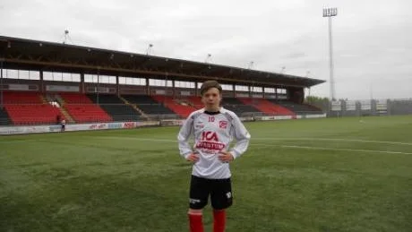 TVÅMÅLSSKYTT. Elias Öhman bildade ett framgångsrikt anfallspar med sin pappa Johan.