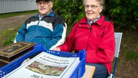 KÖP EN GLIMT. Berndt och Viviann Rutström, Edefors hembygdsförening, sålde häften med fina Glimtar från Edeforsbygden.