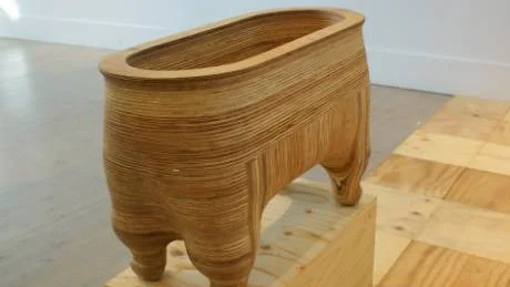 l Knubbig urna i plywood av Mona Wallström.