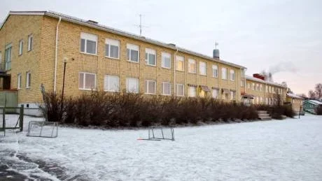 RESPIT. Harads och Gunnarsbyns högstadier och Bredåkers skola får ett års andrum. Men kraven för fortlevnad är orimliga, anser landsbygdens företrädare.