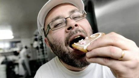 GODA PEPPARKAKOR. Bagarmästare Roger Holm, 45, Luleå, låter sig väl smaka sin egen pepparkaka. Han ger en del tips för att få en bra deg, men receptets detaljer är en hemlighet.